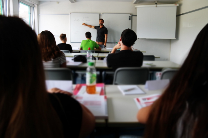 Der neue Standortleiter Oswald von Arx beim Unterrichten an der Feusi Solothurn. (Bild: MKT/Feusi)