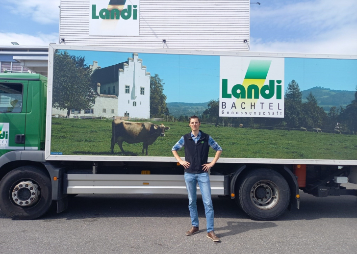 Beat Fuhrer vor einem Lastwagen mit Landi Logo