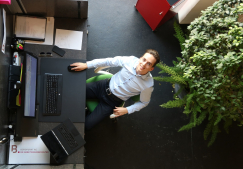 Tobias Bussmann sitzt an seinem Arbeitsplatz. Er studiert an der Höheren Fachschule Wirtschaft HFW an der Feusi Solothurn.
